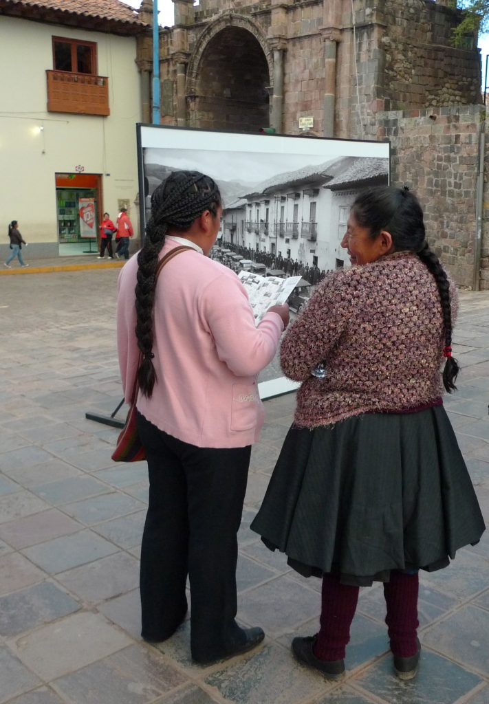 Women studying the map. Photo: Silvia Spitta, 2014.