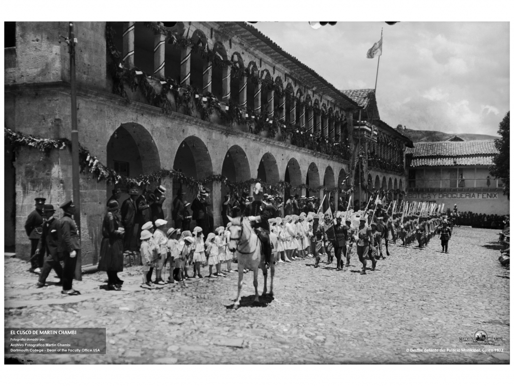Procession in front of the Palacio Municipal. Photo: Martín Chambi, 1932.